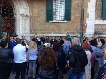 Ostia, 1.200 famiglie a rischio sgombero: sit in sotto il X Municipio Ostia, 1.200 famiglie a rischio sgombero: sit in sotto il X Municipio